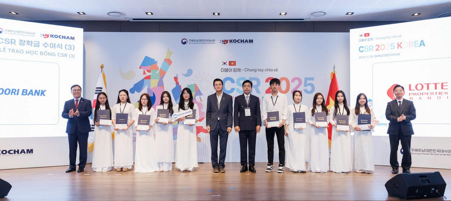 Nguyễn Ngọc Huyền và nhiều sinh viên vinh dự được nhận học bổng doanh nghiệp.