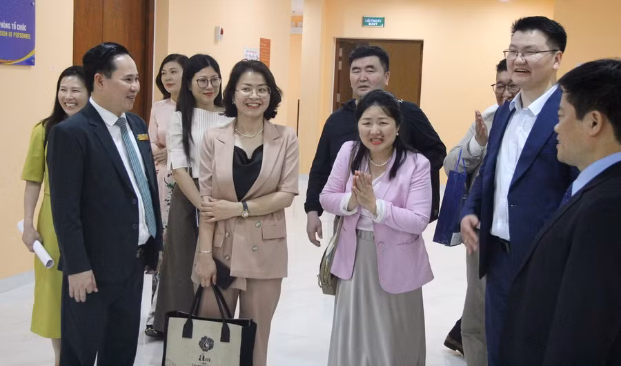 PGS.TS Lê Mạnh Hùng trao đổi bên lề với đoàn đại biểu cấp cao Tổng Công đoàn Mông Cổ.