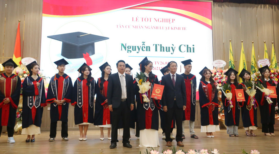 GS.TS Nguyễn Công Nghiệp – Phó Hiệu trưởng thường trực Trường ĐH Kinh doanh và Công nghệ Hà Nội trao bằng tốt nghiệp cho các tân cử nhân.