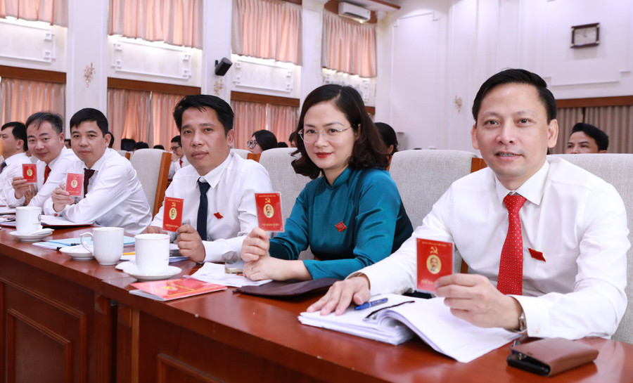 Các đảng viên tham dự Đại hội. 4h4a6797.jpg
