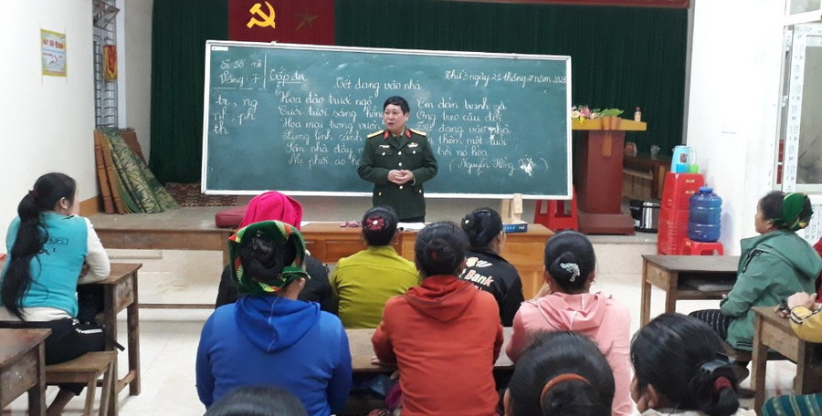 Thượng tá Nguyễn Như Hồng trong giờ lên lớp.