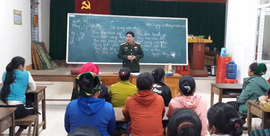 Thượng tá Nguyễn Như Hồng trong giờ lên lớp.