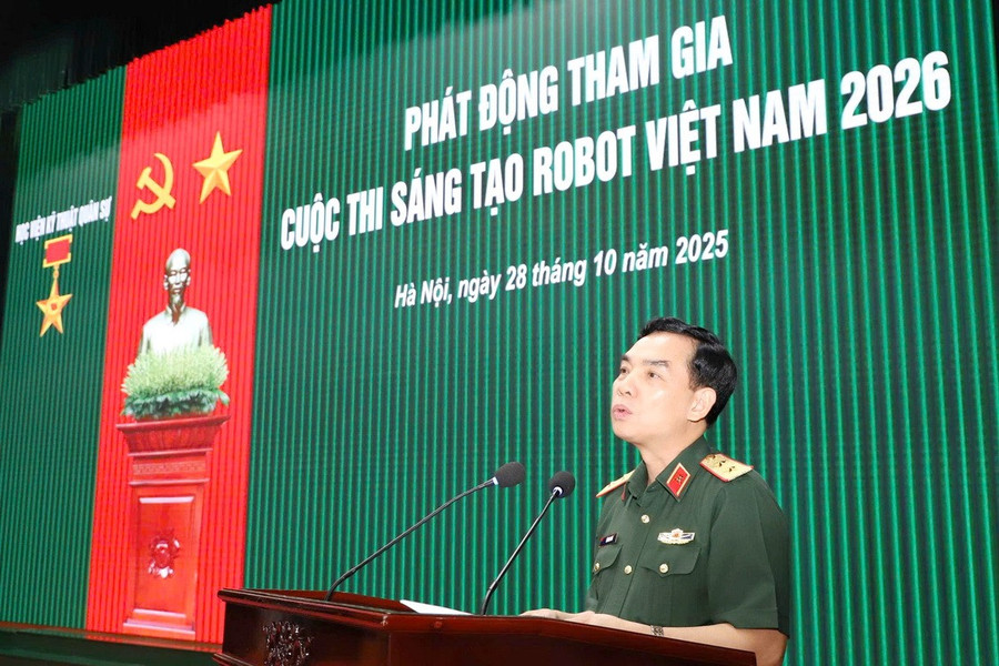Trung tướng Lê Minh Thái - Giám đốc Học viện Kỹ thuật quân sự phát biểu tại buổi lễ. roboconjpg2.jpg
