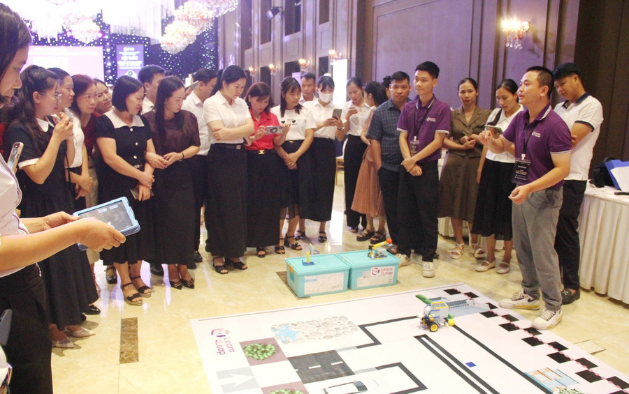 Các đại biểu và giáo viên trải nghiệm tại Trạm Robot Ukit. img-3849.jpg