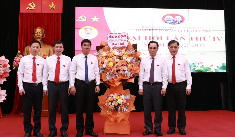 Thay mặt Đảng ủy Bộ GD&ĐT, Thứ trưởng Hoàng Minh Sơn tặng hoa chúc mừng Đại hội. 