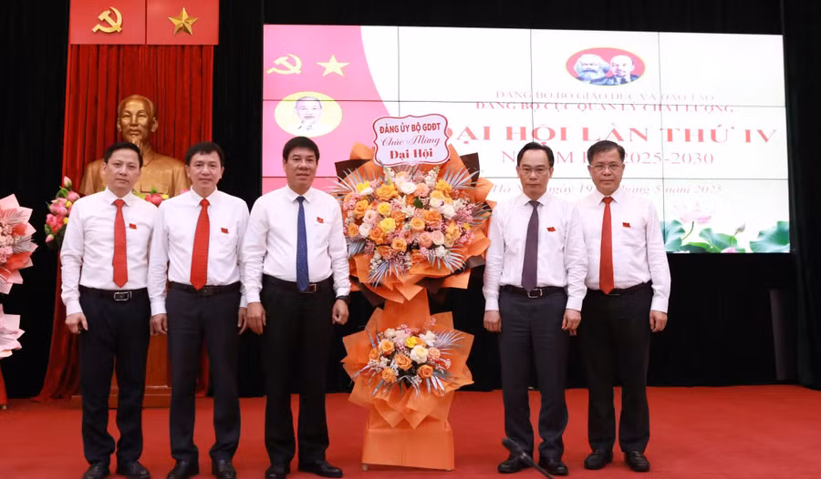 Thay mặt Đảng ủy Bộ GD&ĐT, Thứ trưởng Hoàng Minh Sơn tặng hoa chúc mừng Đại hội. 