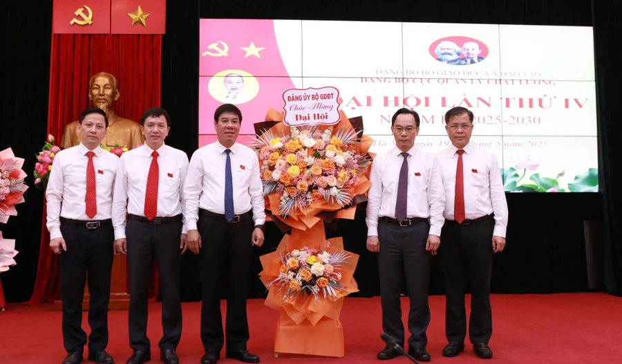 Thay mặt Đảng ủy Bộ GD&ĐT, Thứ trưởng Hoàng Minh Sơn tặng hoa chúc mừng Đại hội. 