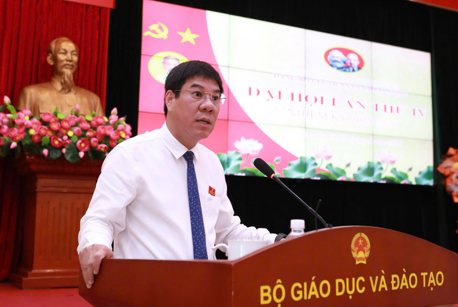 Thay mặt Ban chấp hành khóa mới, ông Huỳnh Văn Chương phát biểu tại Đại hội. daihoidangjpg3.jpg