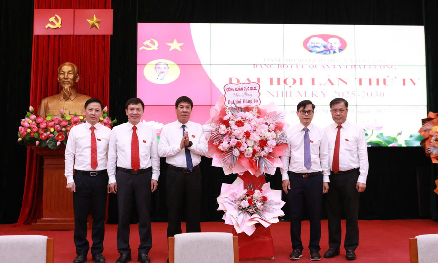 Các đơn vị chúc mừng Đại hội. daihoidangjpg4.jpg