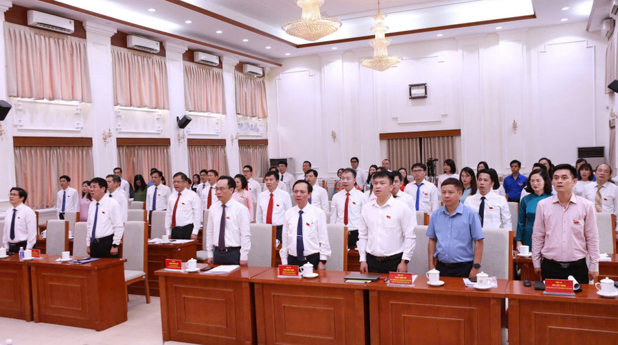 Các đại biểu, đảng viên làm lễ chào cờ. daihoidang.jpg