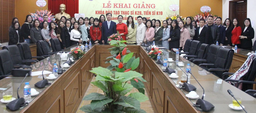 Cán bộ, giảng viên và học viên cao học, nghiên cứu sinh trong ngày khai giảng.