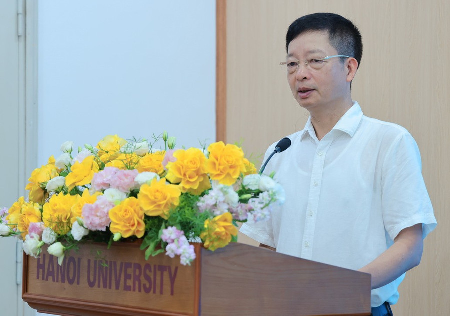 Ông Lương Ngọc Minh - Phó Hiệu trưởng Trường ĐH Hà Nội phát biểu tại Tọa đàm. hanu8590.jpg