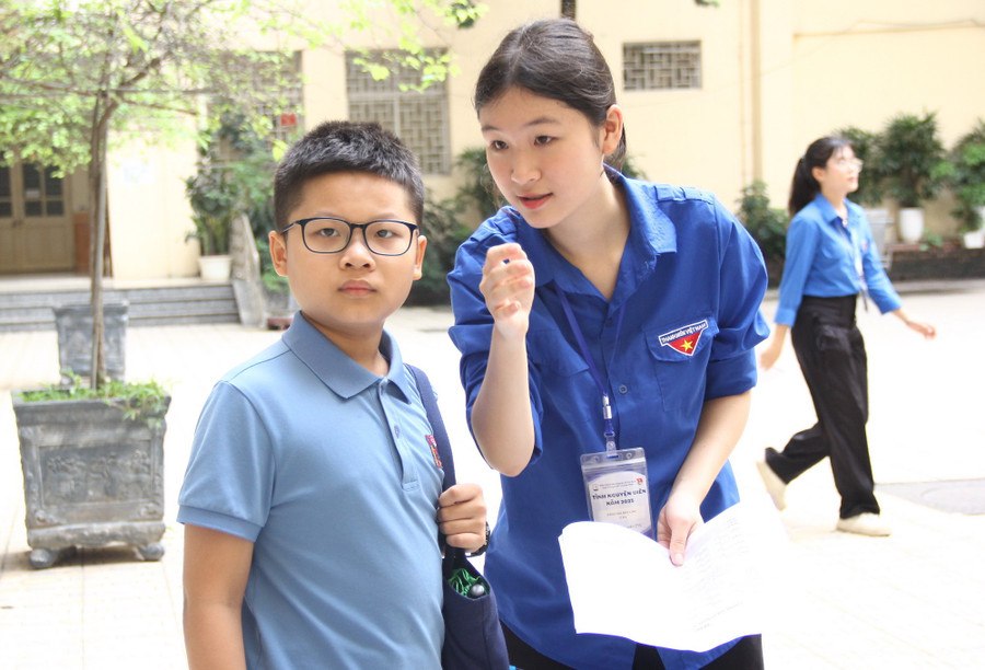 SInh viên tình nguyện hỗ trợ, hướng dẫn nhiệt tình cho thí sinh. img-0684.jpg