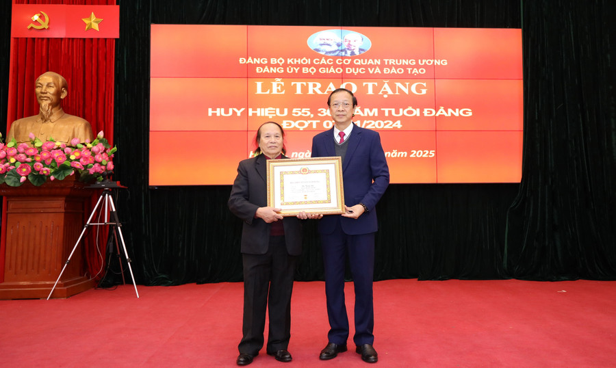 Thứ trưởng Phạm Ngọc Thưởng – Bí thư Đảng ủy Bộ GD&ĐT trao Huy hiệu 55 năm tuổi Đảng cho ông Vũ Trọng Rỹ.
