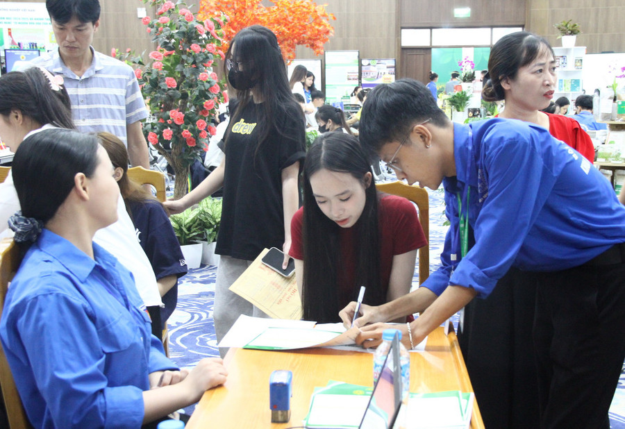 Hướng dẫn tỉ mỉ sinh viên tham gia các câu lạc bộ theo năng lực, sở trường. img-2669.jpg