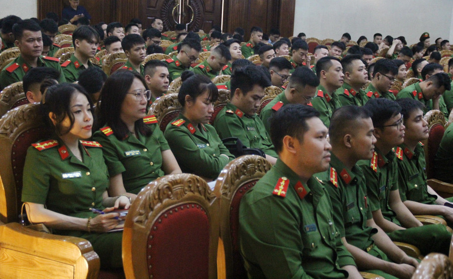 Cán bộ, giảng viên, học viên Học viện Cảnh sát Nhân dân tham dự Hội thảo. img-9597.jpg