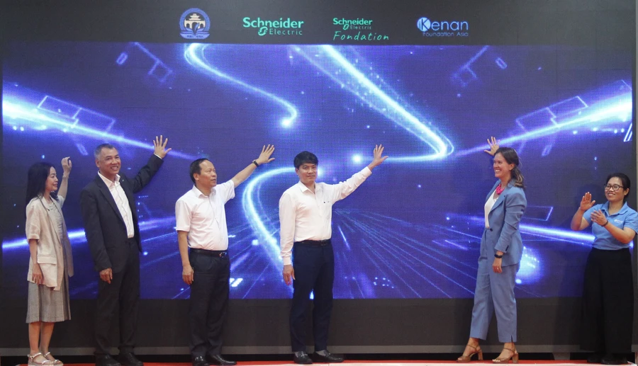 Các đại biểu bấm nút chính thức khởi động Dự án “Vì một hành tinh xanh và Giáo dục AI – Kiến tạo tương lai”.
