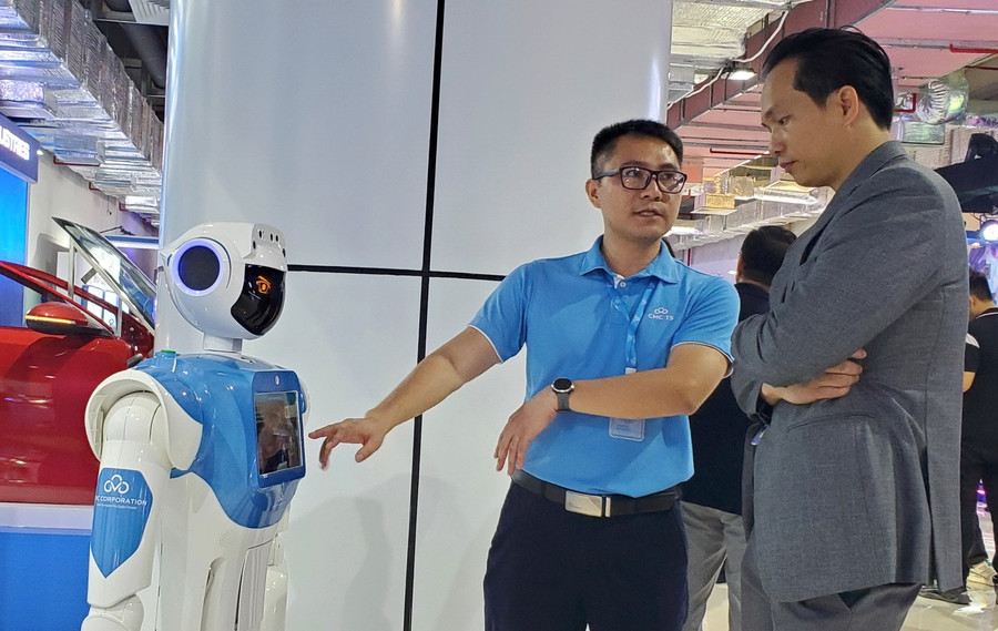 Trải nghiệm robot của du khách tại Triển lãm quốc tế Đổi mới sáng tạo Việt Nam 2023. Ảnh: Tô Hà/Báo Nhân dân.