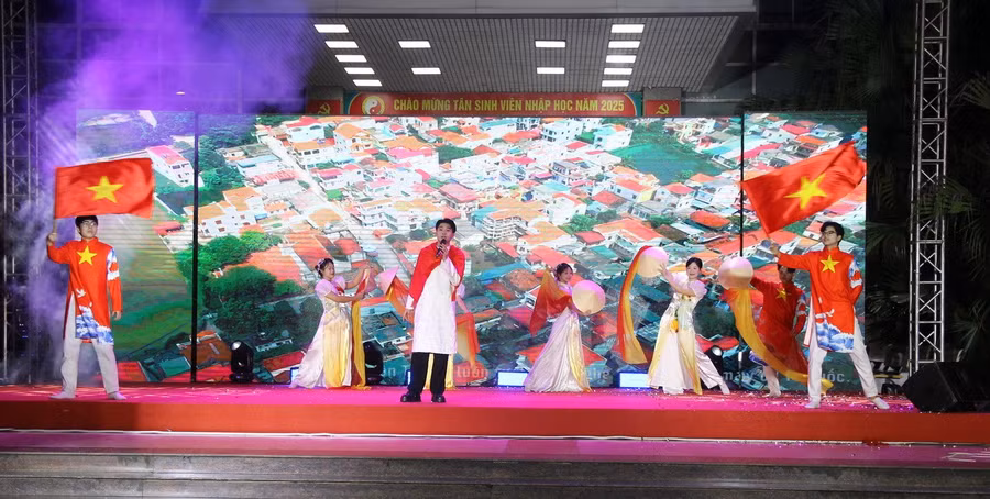 Nhiều tiết mục văn nghệ đặc sắc chào đón tân sinh viên.