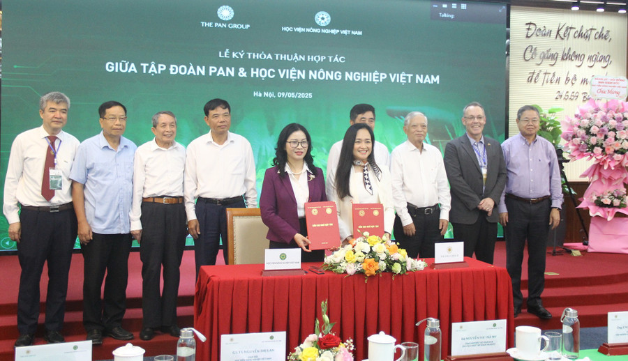 GS.TS Nguyễn Thị Lan, Giám đốc Học viện Nông nghiệp Việt Nam (bên trái) và bà Nguyễn Thị Trà My, Tổng Giám đốc Tập đoàn PAN cùng ký kết thỏa thuận hợp tác giữa Tập đoàn PAN/Vinaseed với Học viện Nông nghiệp Việt Nam. img-9507.jpg