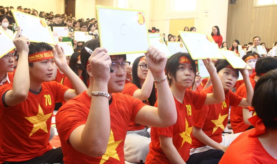 Sinh viên giơ bảng trả lời đáp án.