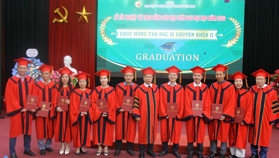 Tân bác sĩ chuyên khoa II nhận bằng tốt nghiệp từ lãnh đạo Học viện Học viện Y – Dược học cổ truyền Việt Nam.