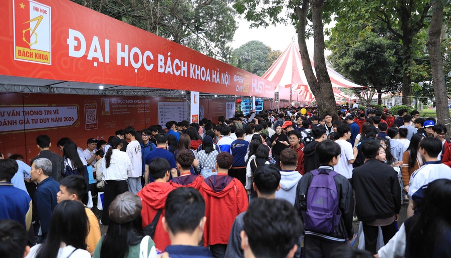 Đông đảo thí sinh và phụ huynh tham dự Ngày hội tư vấn tuyển sinh hướng nghiệp 2026.