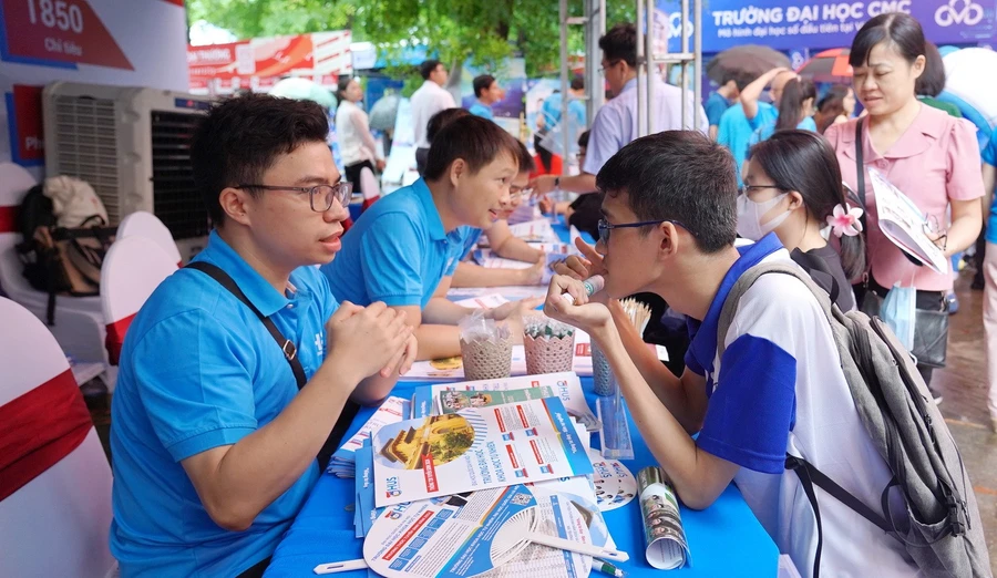 Hoạt động tư vấn tuyển sinh của Trường ĐH Khoa học tự nhiên (ĐH Quốc gia Hà Nội).