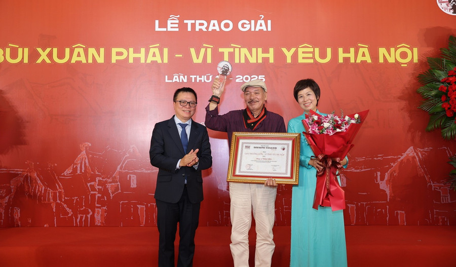 Nhà báo Lê Quốc Minh, Ủy viên Trung ương Đảng, Chủ tịch Hội Nhà báo Việt Nam, Tổng Biên tập Báo Nhân Dân và bà Vũ Việt Trang, Tổng Giám đốc Thông tấn xã Việt Nam trao Giải thưởng Lớn cho nhạc sỹ Trần Tiến. Ảnh: Hòa Nguyễn. 1.jpg