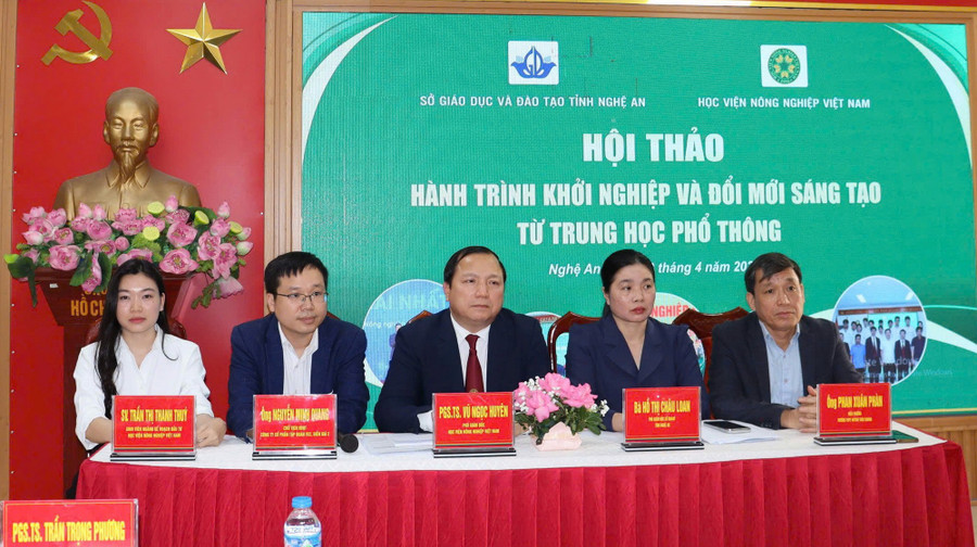 Các chuyên gia, diễn giả chia sẻ kinh nghiệm và "truyền lửa" đam mê khởi nghiệp cho học sinh THPT của tỉnh Nghệ An.