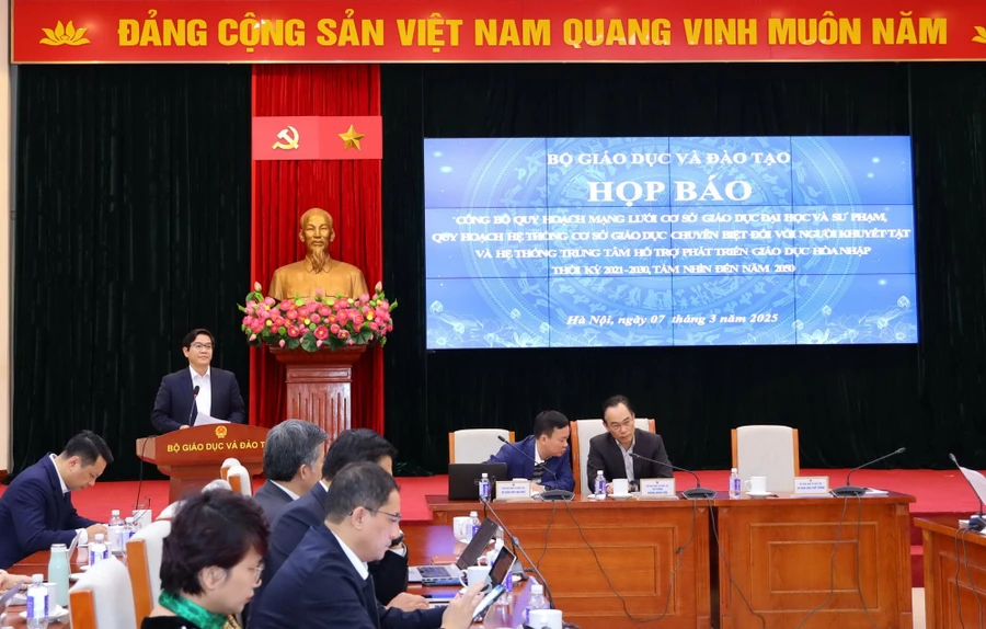 Ông Thái Văn Tài – Vụ trưởng Vụ Giáo dục Phổ thông (Bộ GD&ĐT) chia sẻ tại buổi họp báo.