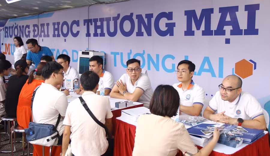 Hoạt động tư vấn tuyển sinh của Trường ĐH Thương mại.