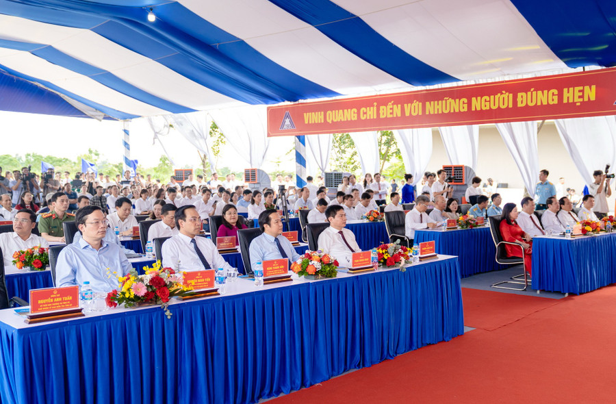 Les délégués ont assisté à la cérémonie d'inauguration de la construction de l'Université de génie civil de Hanoi - Branche Ha Nam dans la zone universitaire de Nam Cao (Ninh Binh). xaydungjpg5.jpg
