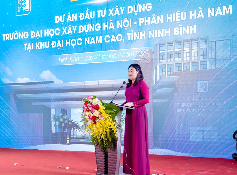 Mme Ha Lan Anh, vice-présidente du Comité populaire provincial de Ninh Binh, a pris la parole lors de la cérémonie d'inauguration. xaydungjpg4.jpg