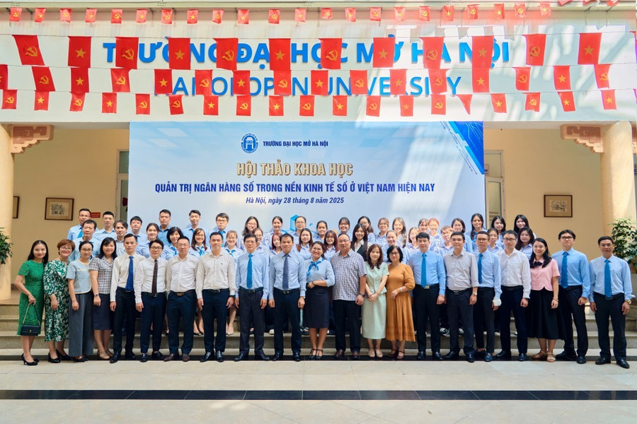 Các chuyên gia, thầy cô giáo và sinh viên Trường ĐH Mở Hà Nội tham gia hội thảo. nganhangsojpg3.jpg
