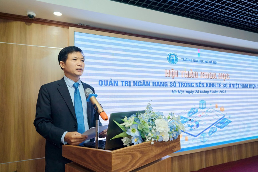TS Nguyễn Văn Quang - Trưởng khoa Tài chính – Ngân hàng, Trường ĐH Mở Hà Nội phát biểu tại hội thảo. nganhangso1.jpg