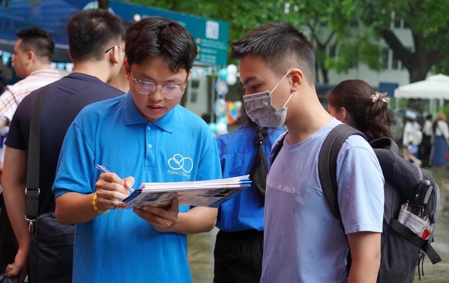 Sinh viên Trường ĐH Khoa học tự nhiên tư vấn xét tuyển cho thí sinh.