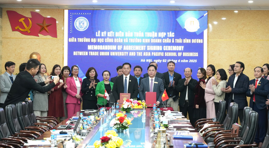 PGS. TS Lê Mạnh Hùng – Hiệu trưởng Trường ĐH Công đoàn và ông Jane Yinyi Yan – Chủ tịch Hội đồng quản trị Trường Kinh doanh Châu Á Thái Bình Dương ký kết hợp tác giữa hai đơn vị. 