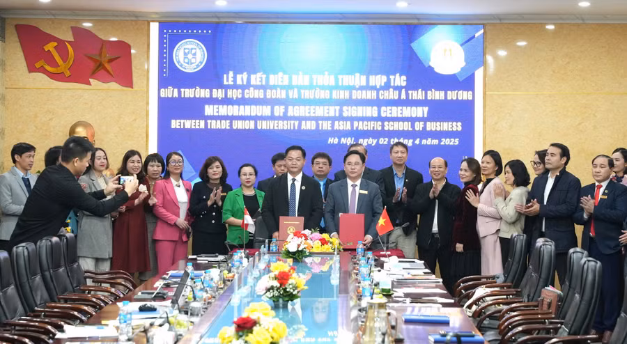 PGS. TS Lê Mạnh Hùng – Hiệu trưởng Trường ĐH Công đoàn và ông Jane Yinyi Yan – Chủ tịch Hội đồng quản trị Trường Kinh doanh Châu Á Thái Bình Dương ký kết hợp tác giữa hai đơn vị. 