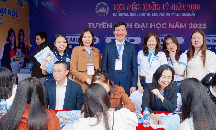 Chương trình tư vấn tuyển sinh của cán bộ, giảng viên Học viện Quản lý giáo dục tại Ngày hội tuyển sinh, hướng nghiệp năm 2025 - sáng 16/3.