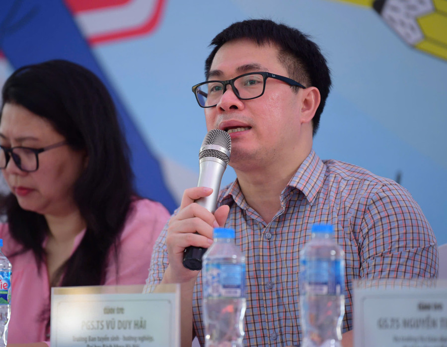 PGS.TS Vũ Duy Hải - Trưởng Ban tuyển sinh - hướng nghiệp (Đại học Bách khoa Hà Nội) tư vấn cho thí sinh. nguyenvongxettuyenjpg6.jpg