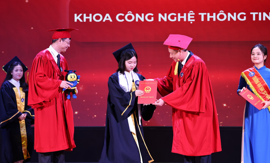 PGS.TS Nguyễn Đức Sơn – Hiệu trưởng và PGS.TS Nguyễn Văn Hiền - Chủ tịch Hội đồng Trường ĐH Sư phạm Hà Nội trao bằng tốt nghiệp và quà lưu niệm cho tân cử nhân.