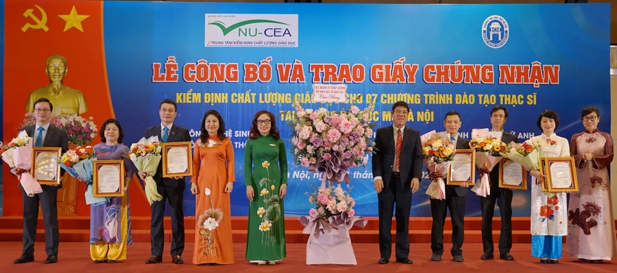 Ông Huỳnh Văn Chương - Cục trưởng Cục quản lý chất lượng (Bộ GD&ĐT) tặng hoa chúc mừng Trường ĐH Mở Hà Nội nhận Giấy chứng nhận kiểm định chất lượng giáo dục với 7 chương trình đào tạo thạc sĩ.