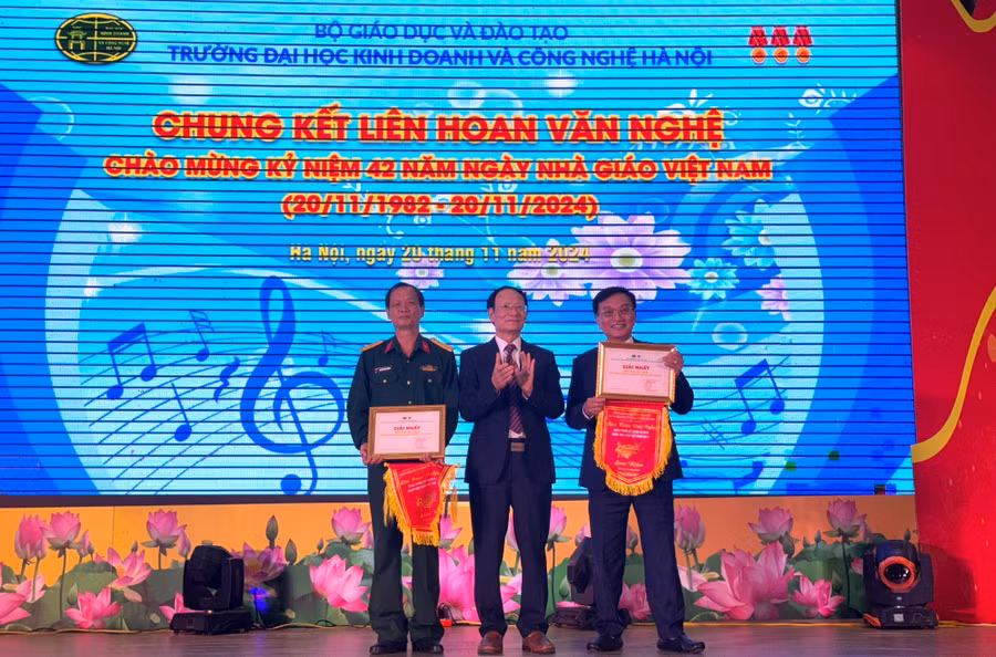 GS.TS Nguyễn Công nghiệp chúc mừng các đội thi văn nghệ đoạt giải nhất.