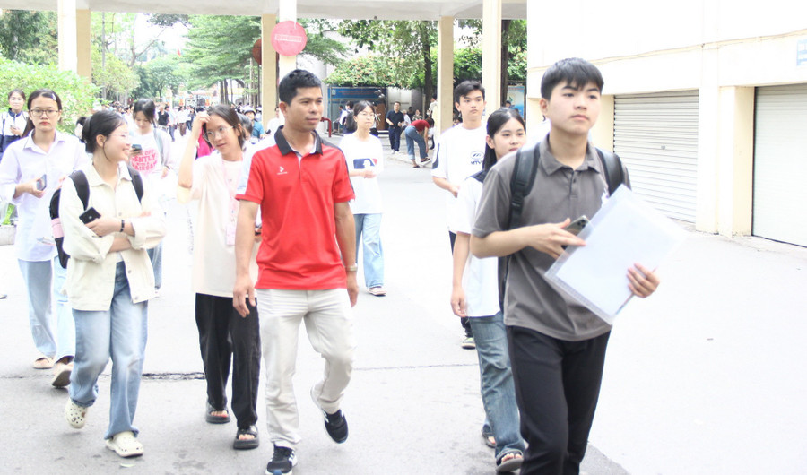 Thí sinh hoàn thành ca thi đầu tiên - chiều 17/5. img-9959.jpg