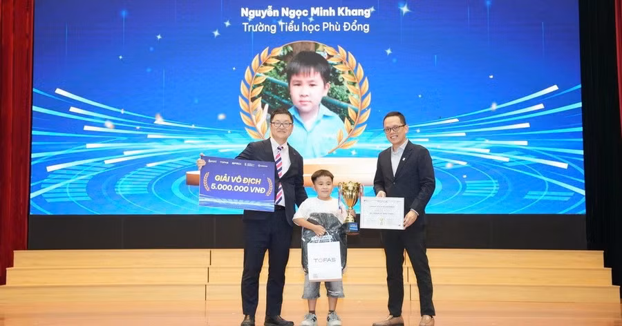 Ban tổ chức trao giải Vô địch cho thí sinh Nguyễn Ngọc Minh Khang.