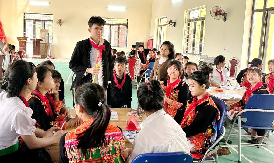 Học sinh Trường THCS Phổ thông dân tộc bán trú Hoang Thèn tham gia thảo luận các vấn đề liên quan tới giới, giới tính và cộng đồng LGBTIQ+.