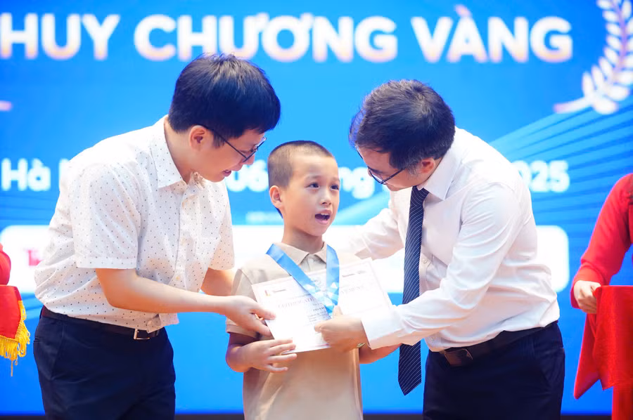 Ban tổ chức trao Huy chương Vàng cho thí sinh.