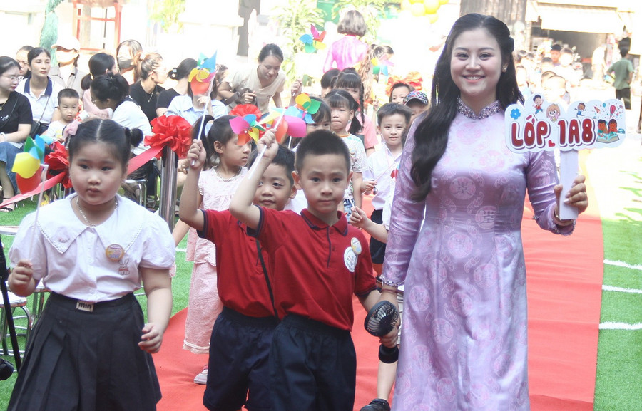 Cô - trò Trường tiểu học Vĩnh Tuy (Vĩnh Hưng, Hà Nội).