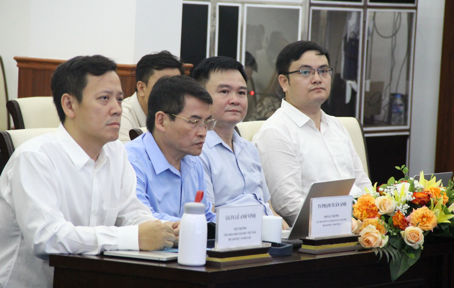 Ông Phạm Tuấn Anh – Phó Cục trưởng Cục Nhà giáo và Cán bộ quản lý giáo dục (thứ hai từ trái sang) tham dự hội thảo. img-1474.jpg
